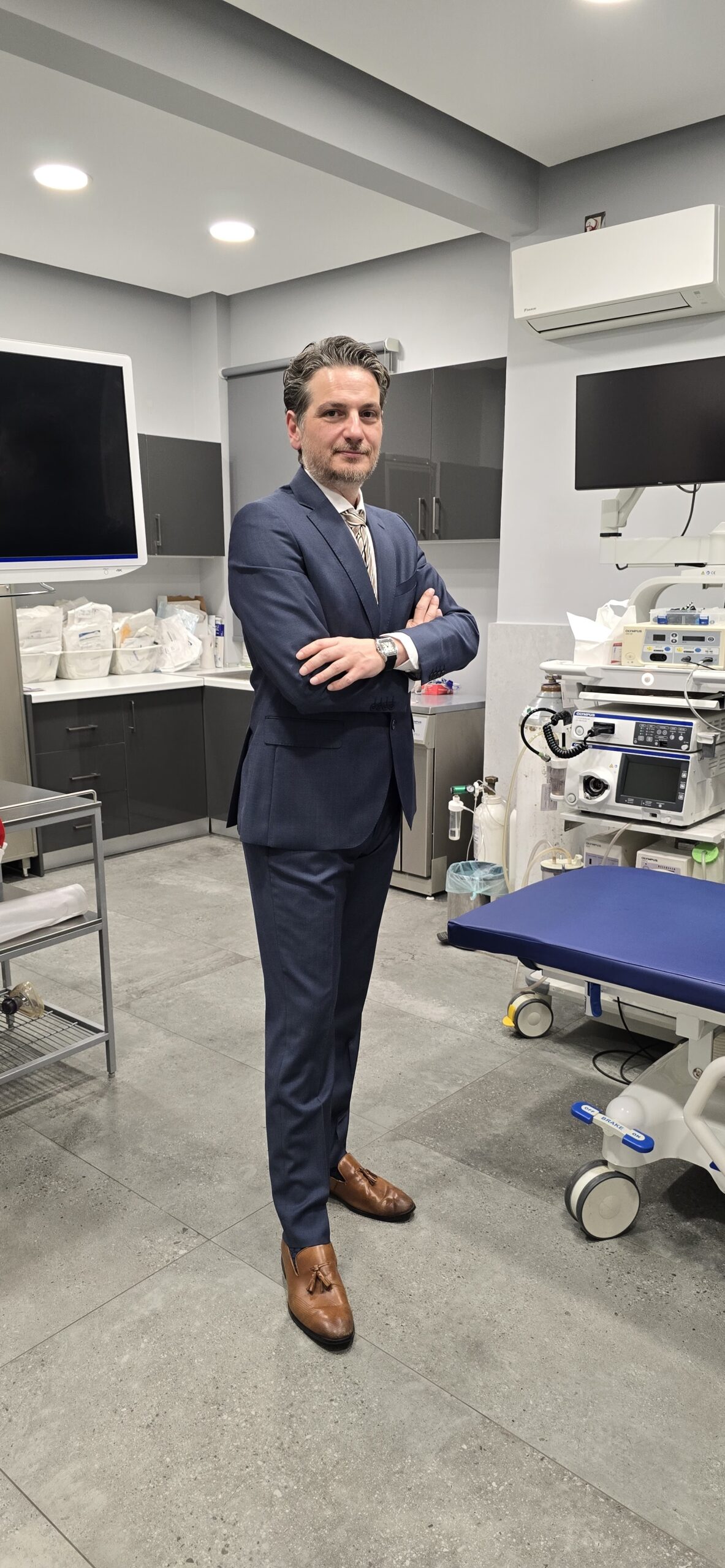 Δρ. Πάρις Μπασιούκας, ειδικός στη ρομποτική χειρουργική