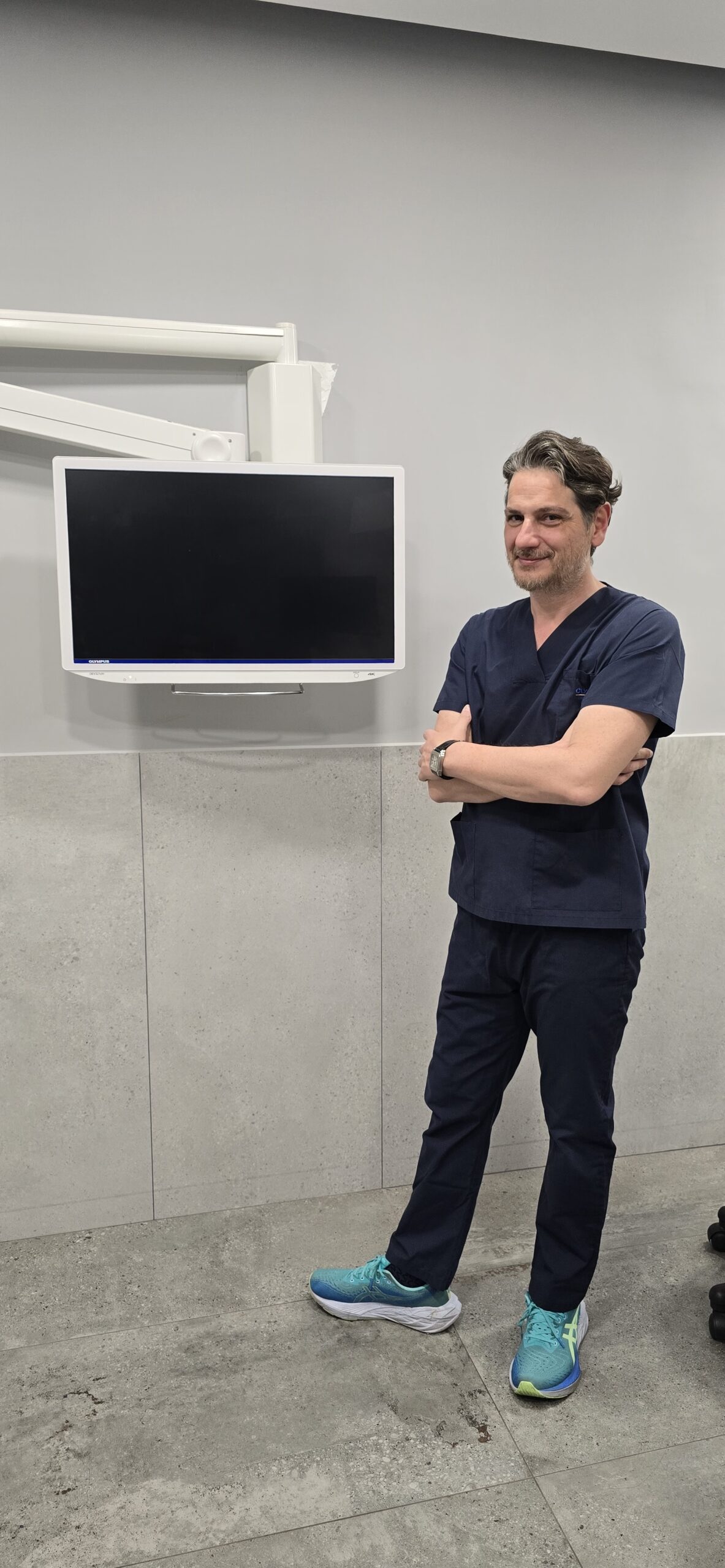 Δρ. Πάρις Μπασιούκας, ειδικός στη ρομποτική χειρουργική